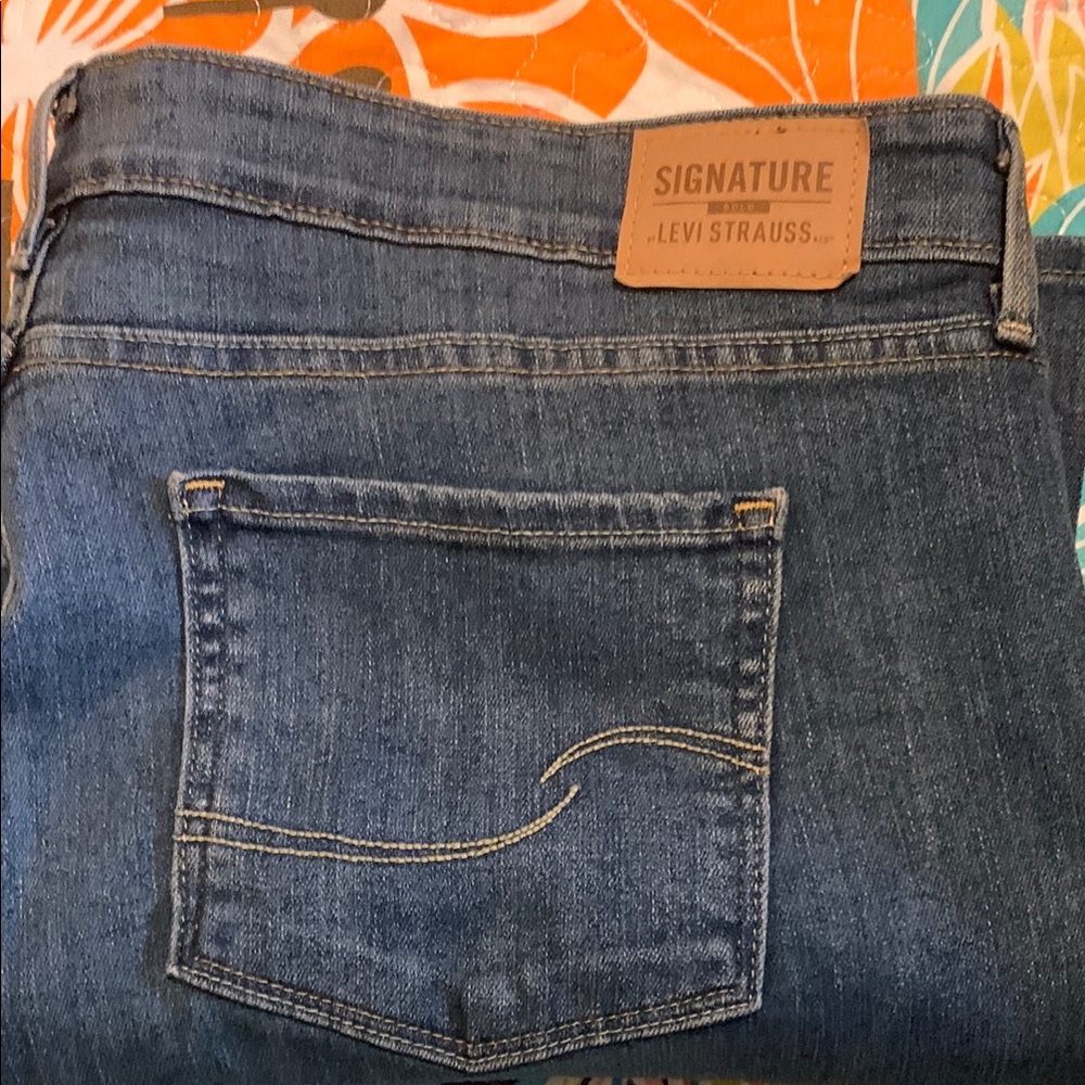 Signature by Levi Strauss Blue Jeans with Classic Wash and Subtle Fading
